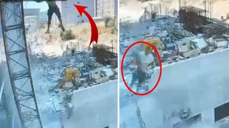 Çalıştığı inşaatta iskeleden düşen işçi ağır yaralandı; olay kamerada