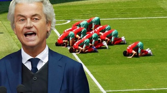 Hollandalı siyasetçi Geert Wilders, Faslı futbolcuların secde ettiği fotoğrafı paylaşıp Allah a küfretti
