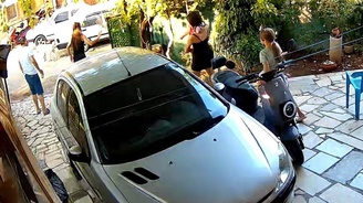  Kapı gıcırtısı nedeniyle komşusunu çocukların gözü önünde katletti