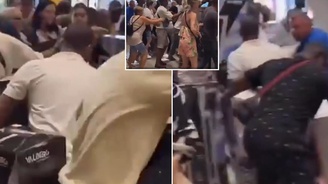 Sıcaktan bunalan halk vantilatör kapmak için mağazada birbirini ezdi