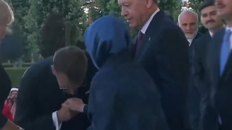 Fransa Cumhurbaşkanı Macron, Emine Erdoğan’ın elini öpmeye çalıştı