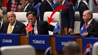 NATO Zirvesi nde liderlere özel iki jest! Birisi Erdoğan ın şahsi hediyesi