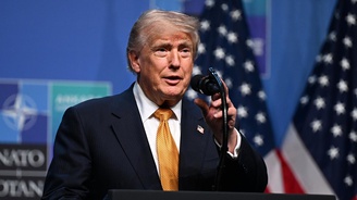 Trump tan zirve sonrası kritik açıklamalar! ABD ye Air Force One ile dönmüyor