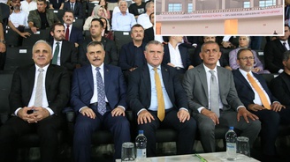 Bakan Çiftçi ve Bakan Bak da tribündeydi! Amedspor-Erzurumspor maçında Türkçe ve Kürtçe pankart