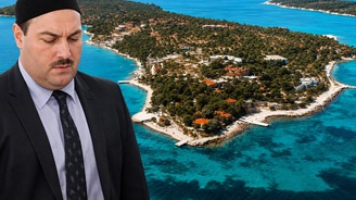  Ege nin Maldivleri olarak bilinen Kalem Adası nın bir bölümü Kuriş ailesinin çıktı