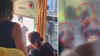 Diyarbakır da korku dolu anlar! Sağlık personelini taşıyan otobüsün önünü kesip camları yumrukladılar
