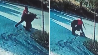 Adana da engelli vatandaşa tekmeli yumruklu saldırı! Vicdanların kurudu anlar kamerada