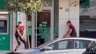 İzmir de sıcak saatler! Banka şubesine silahlı soygun girişimi