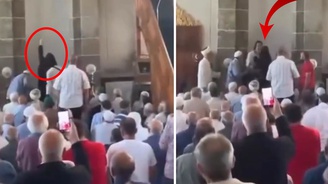 Camiye giren kadın cuma namazını karıştırdı