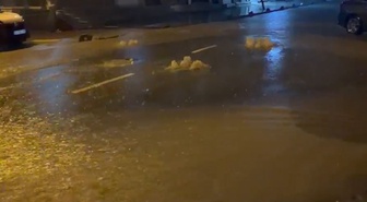 İstanbul'u sağanak esir aldı! Alt geçit kapandı, yollar göle döndü