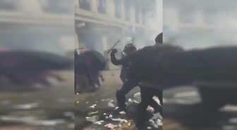 Fransa'da öğrenci eyleminde korkunç olay! Müdahale sırasında bomba patladı, 15 yaşındaki çocuk elini kaybetti
