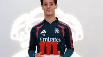 Real Madrid'de eylül ayının futbolcusu seçilen Arda Güler ödülünü aldı