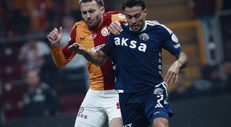Galatasaray, 10 kişi kaldığı maçta son anlarda attığı gollerle güldü