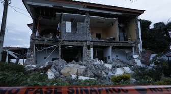 Evde çekilen görüntü 7.6'lık depremin şiddetini gözler önüne serdi