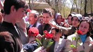 Kütahya'da Anadolu Gençlik Derneği Tarafından 5 Bin Adet Gül Dağıtıldı