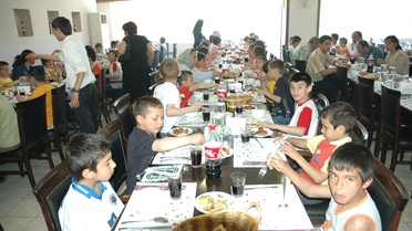 Sakaryalı İş Adamından Kimsesiz Çocuklara Yemek