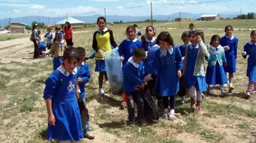 Önce Eğlendiler, Ardından Örnek Olup Mahallede Çöp Topladılar