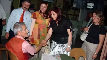 Bayan Milletvekili Adayı Kahvehanedeki Erkeklerden Oy İstedi