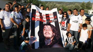 Beşiktaşlı Taraftarlardan Barış Akarsu'ya Pankartlı Destek