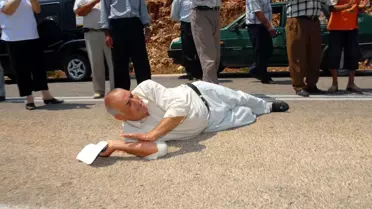 'Uğruna Ölürüm Bakanım' Diyen Muhtar Bakanın Önüne Yattı