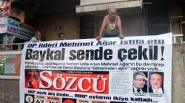 CHP'li Vatandaş, Astığı 'Baykal Sen de Çekil' Yazılı Afişle Deniz Baykal'ı İstifaya Çağırdı