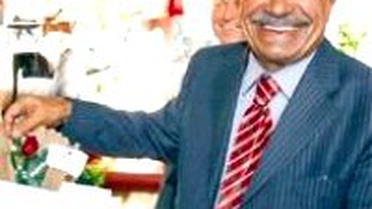 Meclis'e Çiçekli Şakayla Döndü