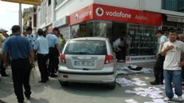 Otomobil Cep Telefonu Satan Dükkana Girdi