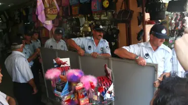 Zabıta Çevik Kuvvet Polisi Eşliğinde Kırtasiya Dükkanlarını Denetledi