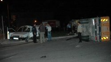 Otomobil ile Kamyonet Çarpıştı: 5 Yaralı