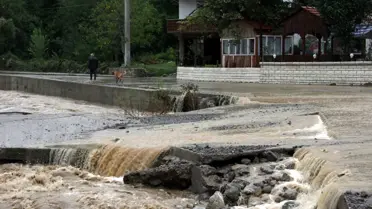 Zonguldak'da Taşan Dere İşyerleri ve Evleri Sular Altında Bıraktı
