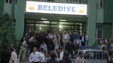 Hakkari Belediyesi'nde Çalışanların Eylemi Sürüyor