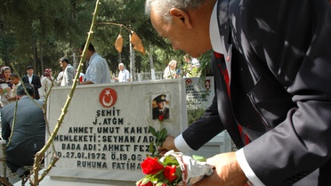 Vali Atış Şehitlikte Gözyaşlarını Tutamadı