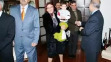 Sezer'in Evinde Bir 'Başörtülü'