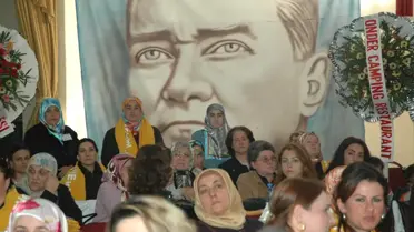 AK Parti Kadın Kolları Kongresi'nde Atatürk Posteri Krizi