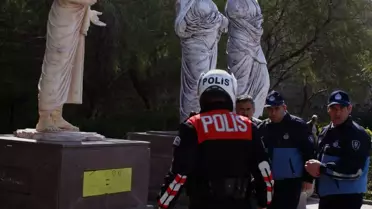 Akli Dengesi Bozuk Şahıs Heredot Heykelini Boyadı