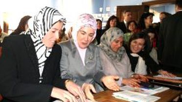 Emine Erdoğan Halı Dokudu