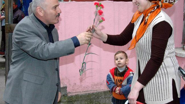 Başkan Kaldırım Çiçek Dağıttı