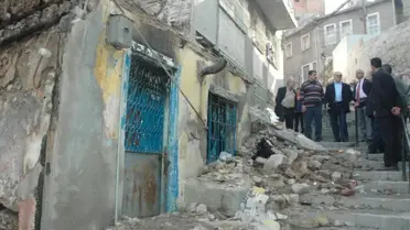İzmir'de Evleri Yanan Aileye Belediyeden Yardım
