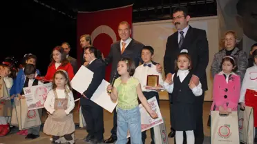 Minik Öğrenciler 'İstiklal Marşı' İçin Yarıştı