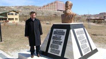 Yozgat Belediyesi Yozgat'ta Yetişen Ünlülerin Büstlerini Parklara Dikiyor