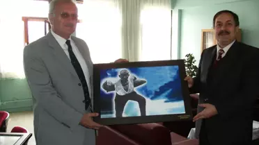 Başkan Erel'den Okullara Anlamlı Hediye