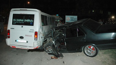 Mersin'de Bölücü Örgüt Yandaşlarının Yola Kurduğu Barikat Kazaya Neden Oldu: 2 Yaralı