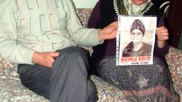 Şehir Şehir Dolaşarak Kaybolan Kızlarını Arıyorlar