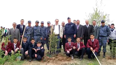 Asker ve Öğrenciler Fidan Dikti