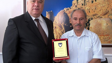 Kan Davasını Barışla Noktalayan Vali Halil Işık'a Plaket