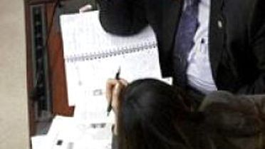 İki Vekil Ne Yapıyor?