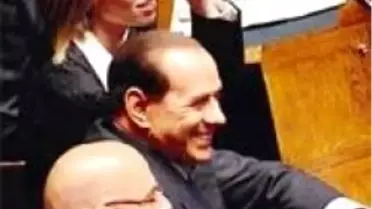 Berlusconi, En Güzel Vekilin Yanına Oturdu