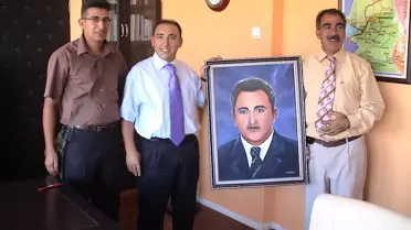Resim Öğretmeninden Kaymakam Sağlam'a Anlamlı Hediye