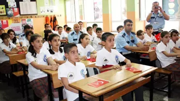 Diyarbakır Emniyet Müdürlüğü Öğrencilere 'Trafik Haftası' Tişörtleri Dağıttı