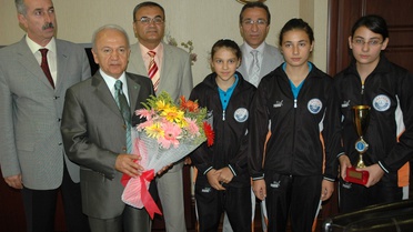 Şampiyon Öğrencilerden Vali Atış'a Ziyaret